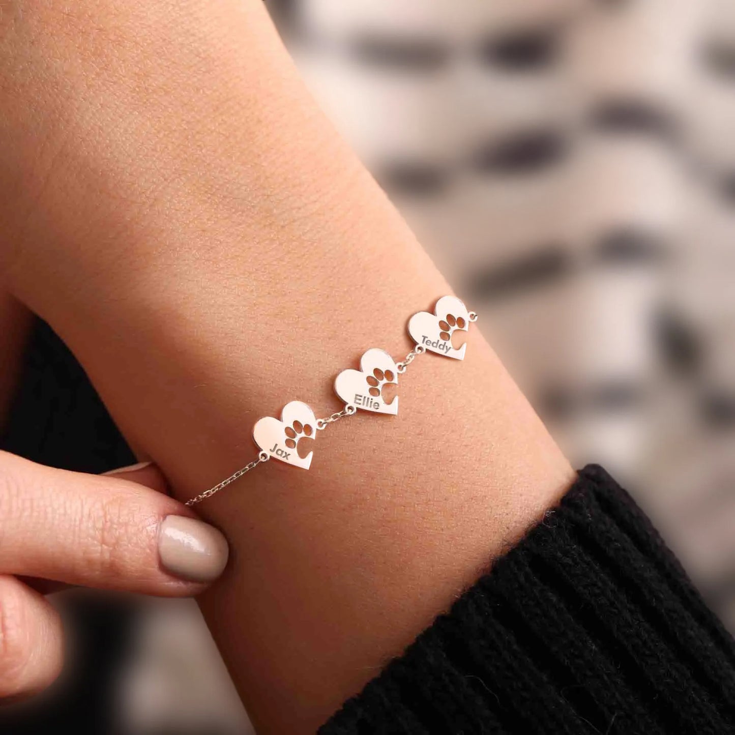 Pulsera con nombre y detalle de huella en corazón