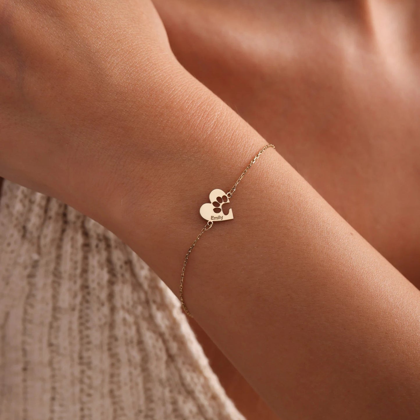 Pulsera con nombre y detalle de huella en corazón