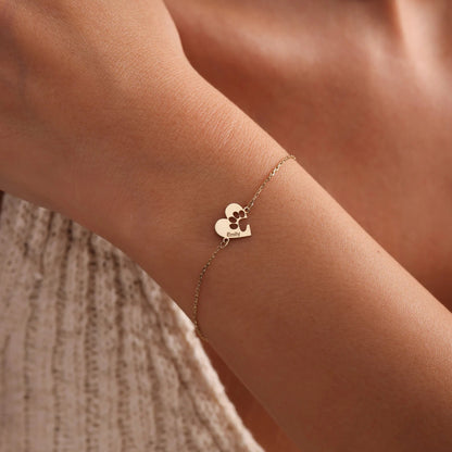 Pulsera con nombre y detalle de huella en corazón