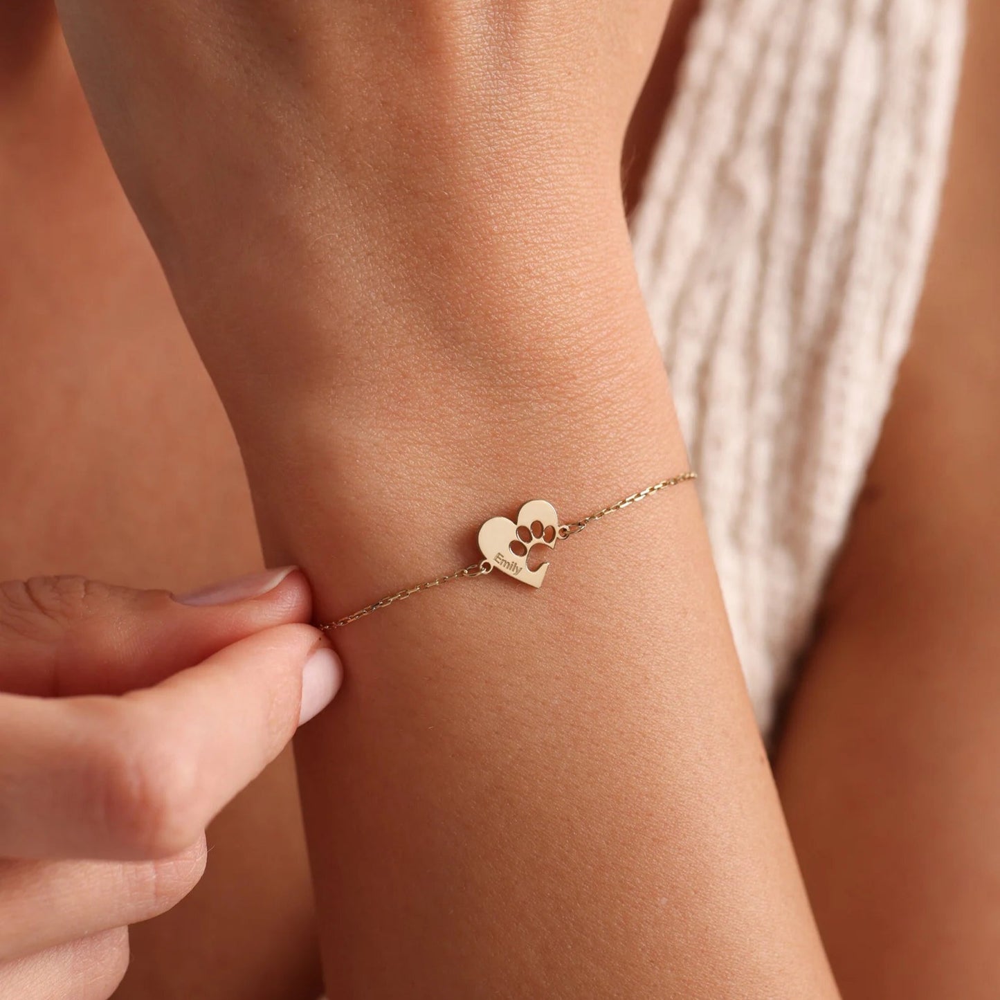 Pulsera con nombre y detalle de huella en corazón