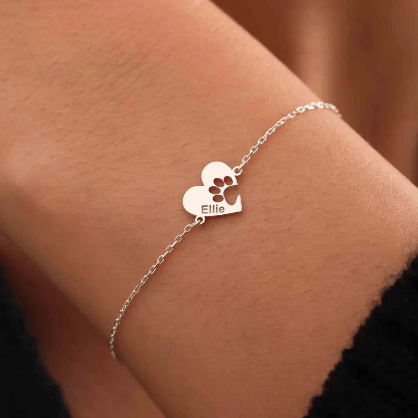 Pulsera con nombre y detalle de huella en corazón