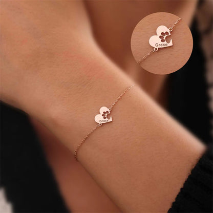 Pulsera con nombre y detalle de huella en corazón