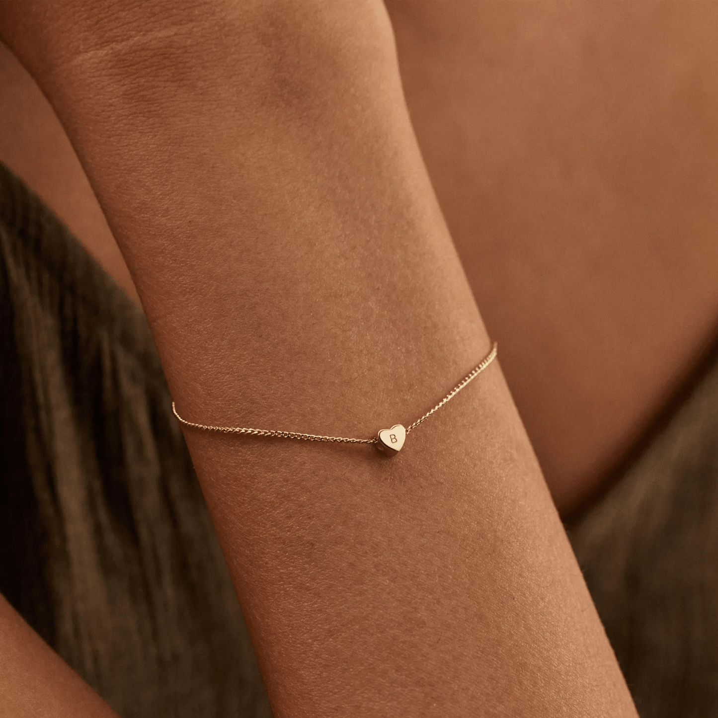 Pulsera personalizada con inicial y corazón