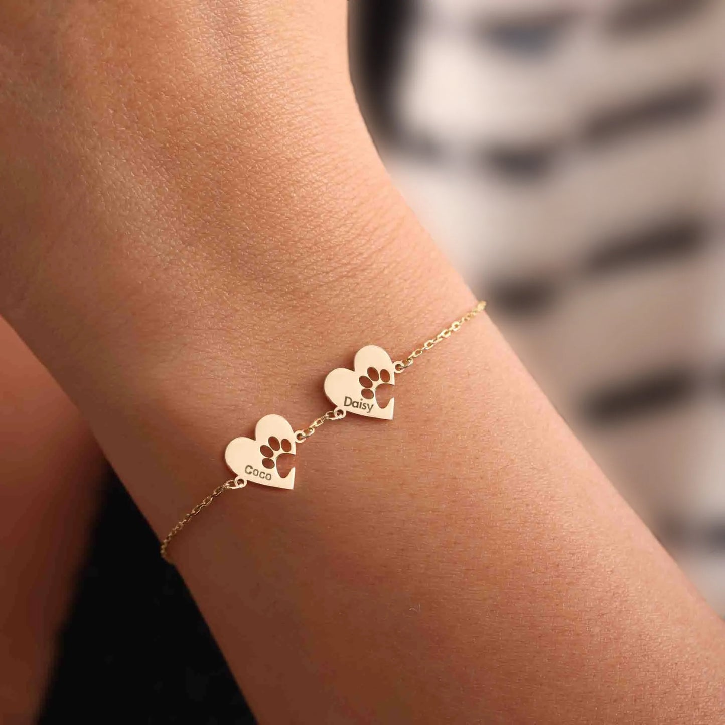 Pulsera con nombre y detalle de huella en corazón