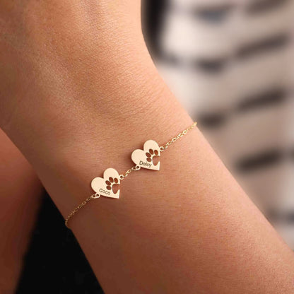 Pulsera con nombre y detalle de huella en corazón
