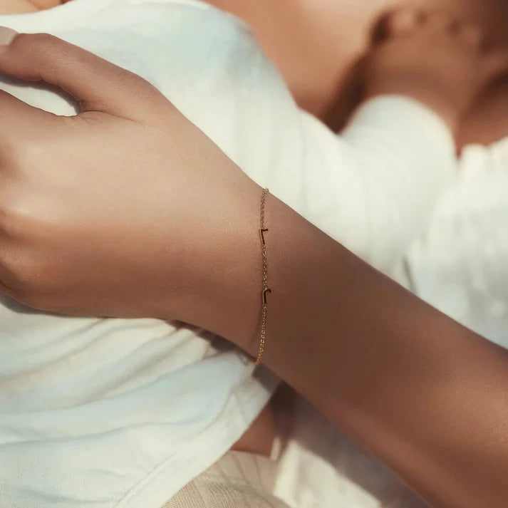 Pulsera con iniciales personalizadas en horizontal