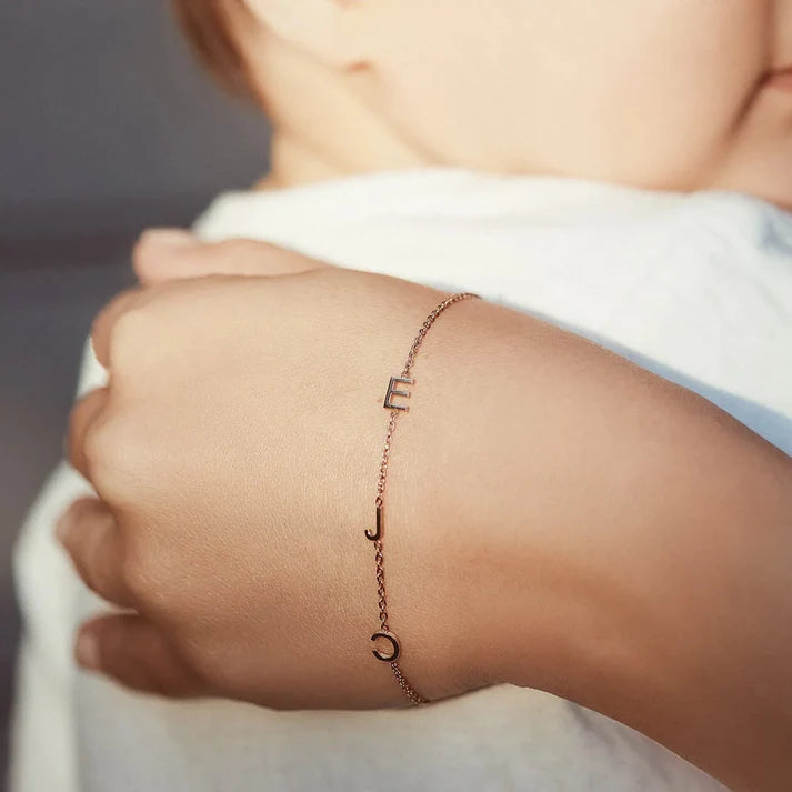 Pulsera con iniciales personalizadas en horizontal